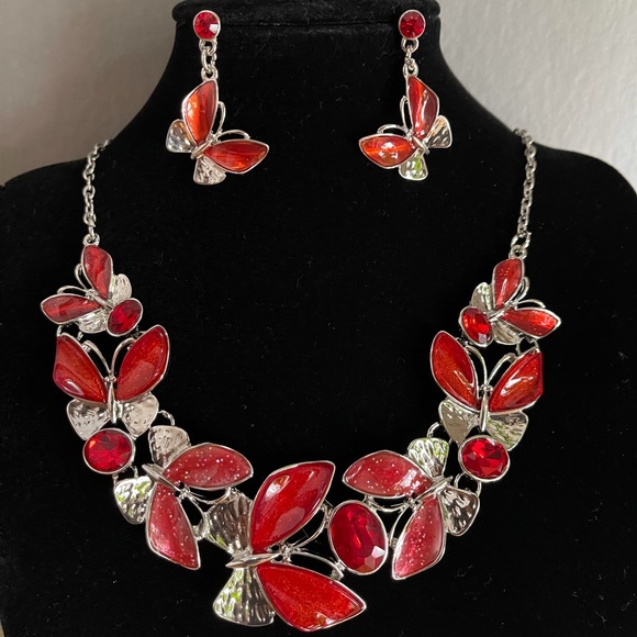 BEAUTIFUL Butterfly necklace w/matching earrings, available in multiple colors! - Picture 2 of 10